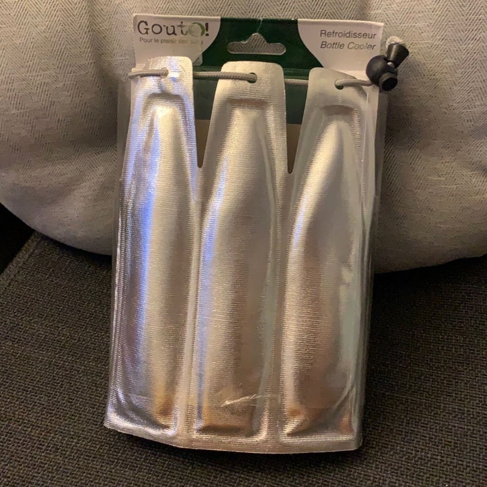 GOUTÉ Bottle Cooler / Warmer in Silver Color with Pull Tie